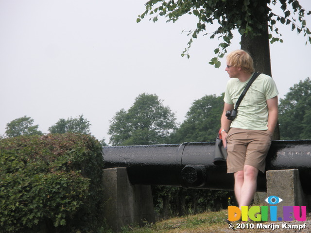 JT00971 Marijn leaning against canon at Elburg